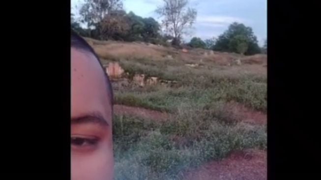Ojol terjebak di kuburan Cina saat mengantarkan pesanan pelanggan (TikTok)