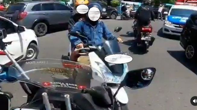 Iring-iringan jenazah ketemu mobil ambulans di jalan (Instagram)