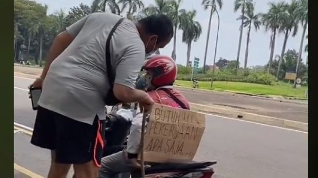 Pemotor butuh pekerjaan langsung diinterview pria di jalan (TikTok)