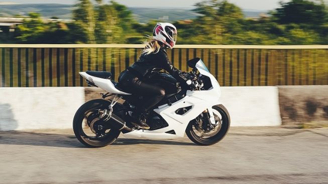 Biker tengah menikmati tunggangannya. Sebagai ilustrasi ngebut [Envato Elements/arthurhidden].