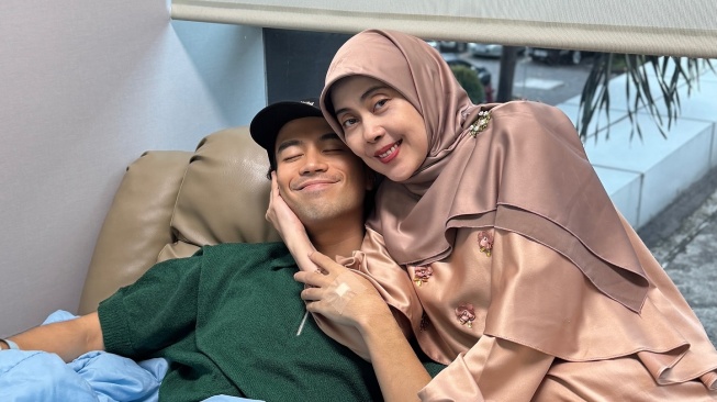 Vidi Aldiano jalani kemoterapi ditemani ibunya (Instagram)