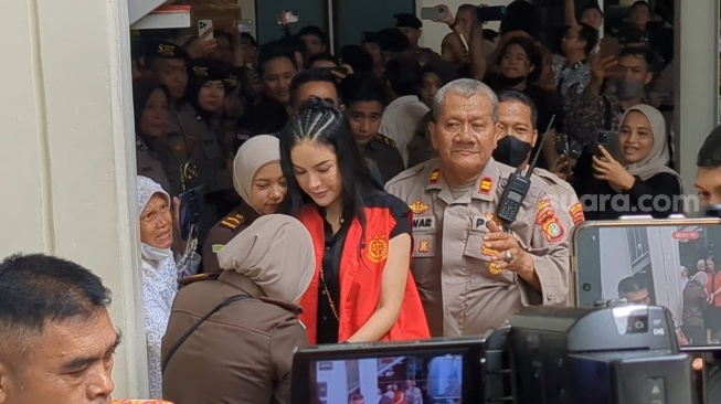 Nikita Mirzani di sidang vonis kasus pemerasan terhadap Reza Gladys di Pengadilan Negeri Jakarta Selatan, Selasa, 28 Oktober 2025. [Suara.com/Adiyoga Priyambodo]