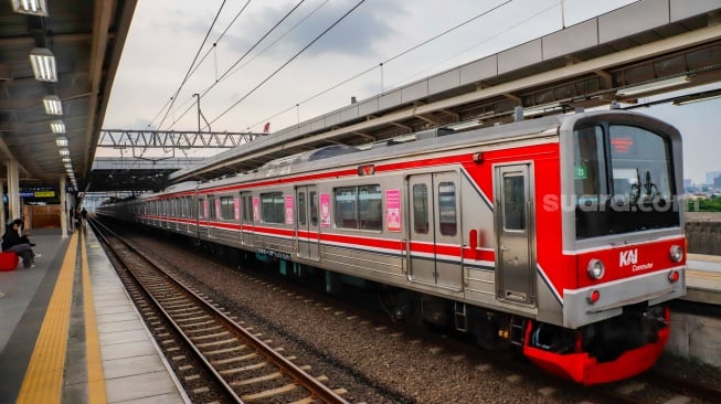 Penumpang menaiki kereta Commuterline di Stasiun Manggarai, Jakarta, Kamis (30/4/2026). [Suara.com/Alfian Winanto]