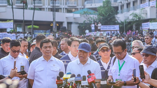 Wakil Menteri Sekretaris Negara Bambang Eko Suhariyanto (tengah) dan Juri Ardiantoro (kedua kiri) menyampaikan keterangan kepada wartawan saat proses eksekusi pengosongan lahan kawasan eks Hotel Sultan di Blok 15 Gelora Bung Karno, Senayan Jakarta, Kamis (18/6/2026). [ANTARA FOTO/Asprilla Dwi Adha/foc]