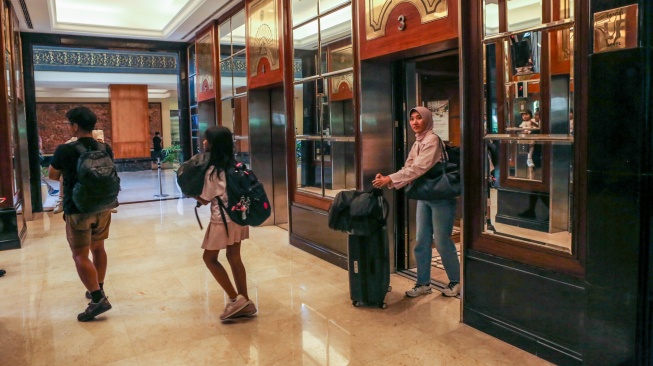 Sejumlah pengunjung keluar dari lift saat eksekusi pengosongan lahan kawasan eks Hotel Sultan di Blok 15 Gelora Bung Karno, Senayan Jakarta, Kamis (18/6/2026). [ANTARA FOTO/Asprilla Dwi Adha/foc]
