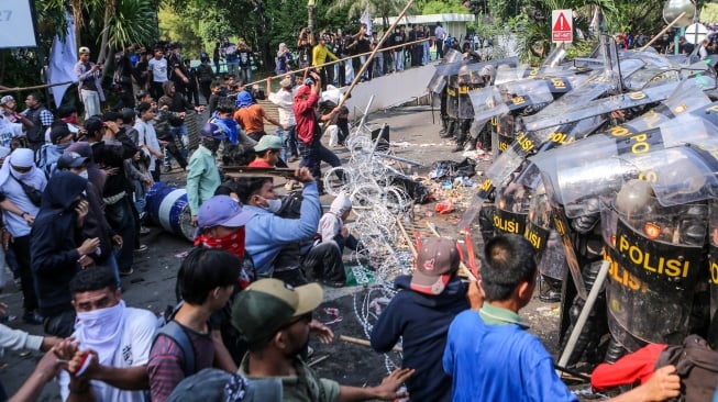 Petugas kepolisian berusaha menerobos massa yang menolak proses eksekusi pengosongan lahan kawasan eks Hotel Sultan di Blok 15 Gelora Bung Karno, Senayan Jakarta, Kamis (18/6/2026). [ANTARA FOTO/Asprilla Dwi Adha/foc]