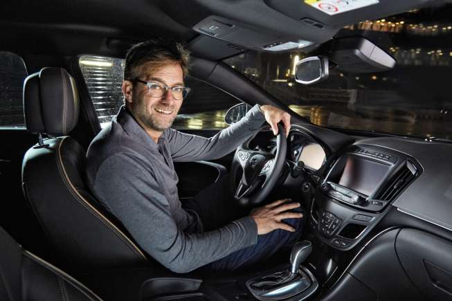Pelatih Liverpool, Jurgen Klopp mndatangani kontrak promosi Opel. (Autoevolution)