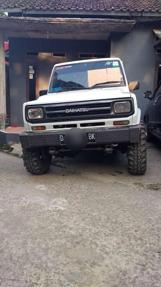 Viral mobil parkir asal-asalan. (Facebook/‎Saridhin Dhin‎)