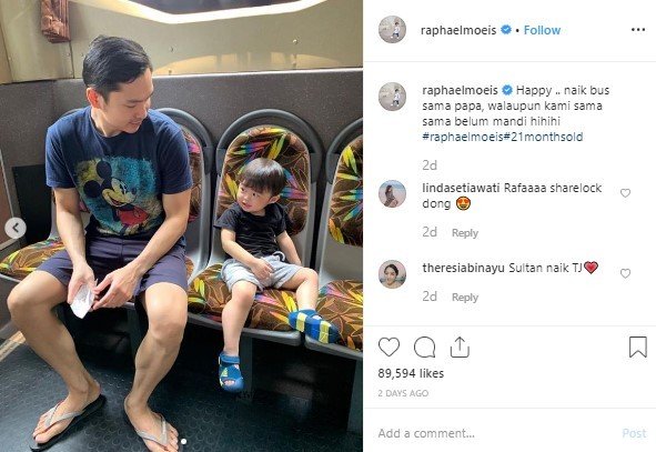 Raphael Moeis Naik Transjakarta. (Instagram/raphaelmoeis)