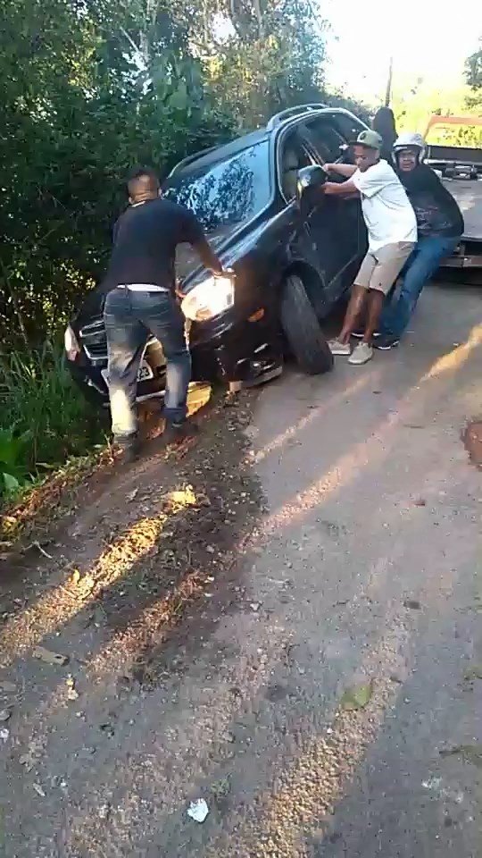Proses Evakuasi Mobil yang Terperosok. (Facebook/Guincho)