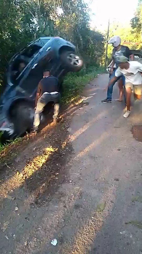 Proses Evakuasi Mobil yang Terperosok. (Facebook/Guincho)