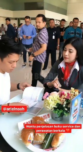 Ariel Noah saat kepergok membeli Honda CR-V. (Youtube/H_besar)